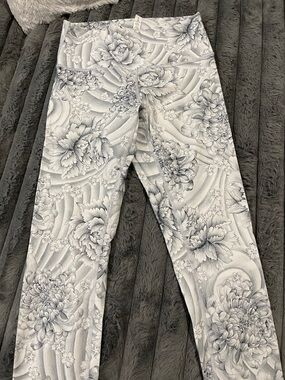Lululemon Floral Swirl leggings in White and Gray sz 8